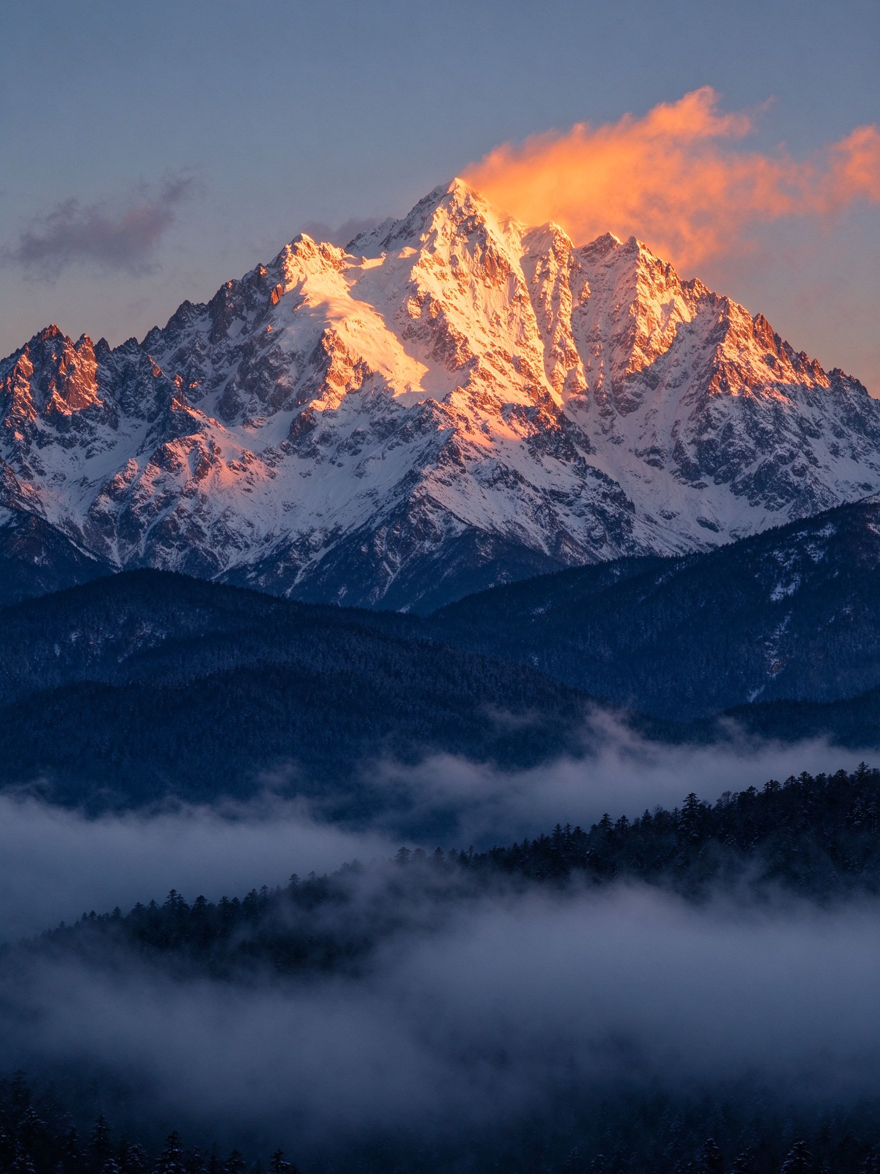 玉龙雪山日照金山